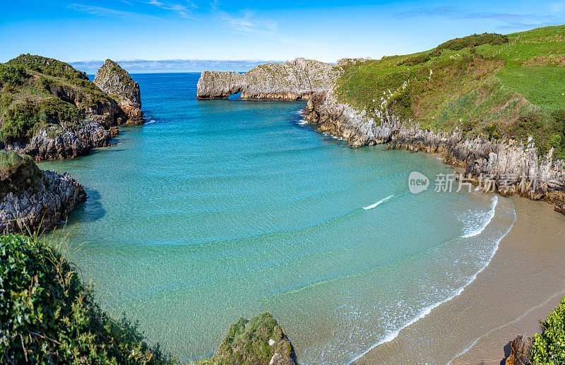 坎塔布里亚坎塔布里克海普雷莱佐附近的Playa de Barnejo Berellin海滩